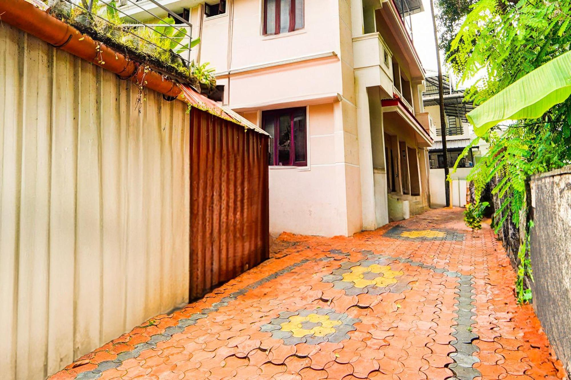 Super Hotel O Nettoor Near Lakeshore Hospital Kochi Exterior photo