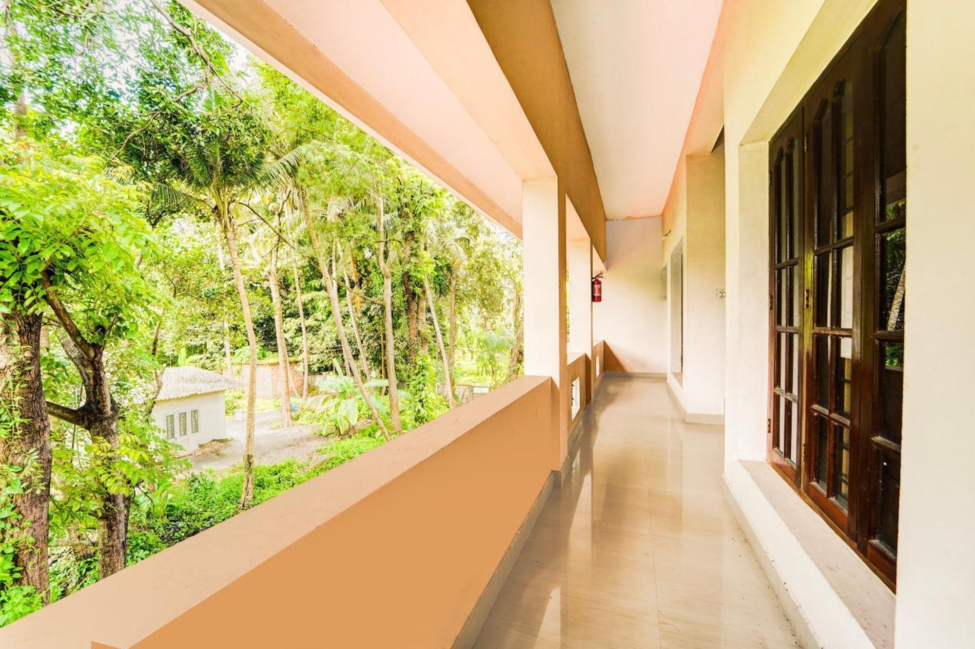 Super Hotel O Nettoor Near Lakeshore Hospital Kochi Exterior photo